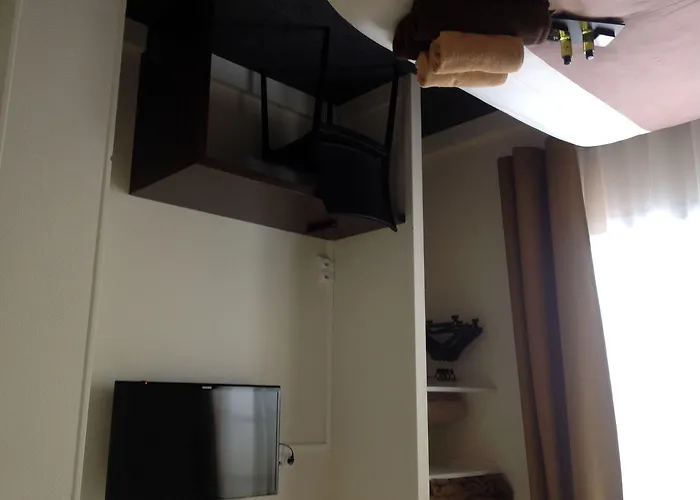 De La Paix 3* كان