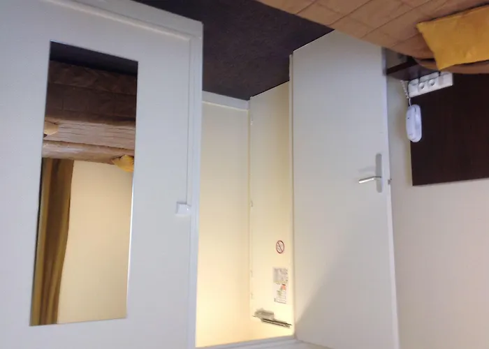 De La Paix 3* كان